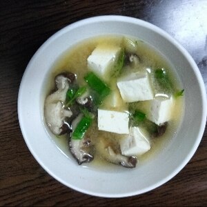 椎茸と豆腐とネギのお味噌汁